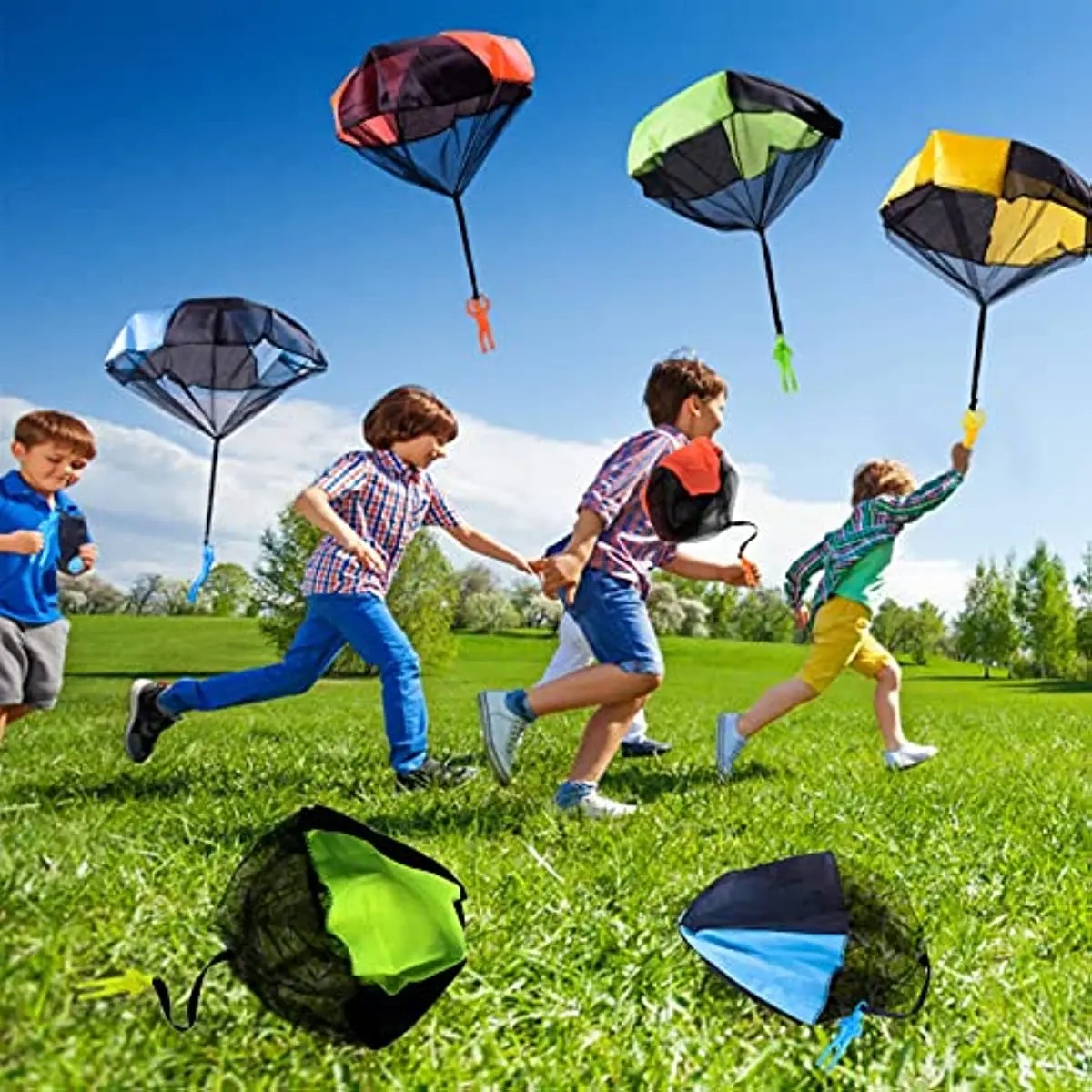 Mão jogando mini soldado camuf - Kids Outdoor Education avaliação e preço