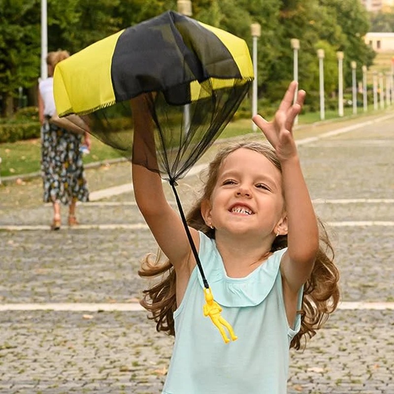 Mão jogando mini soldado camuf - Kids Outdoor Education avaliação e preço